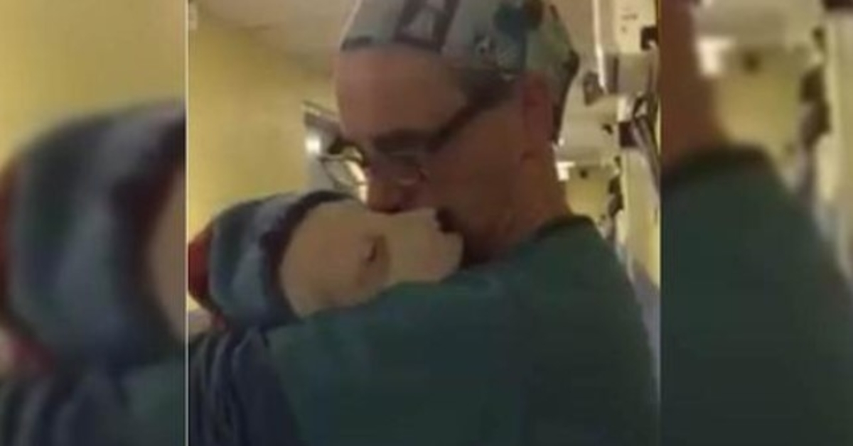 Veterinário cria cachorrinho de resgate assustado e chorando como um bebê após a cirurgia